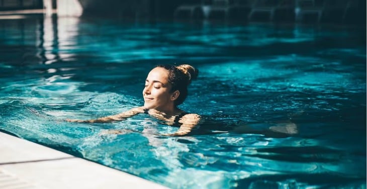 Để ngủ ngon, hãy đi bơi vào buổi tối - Ảnh 1.