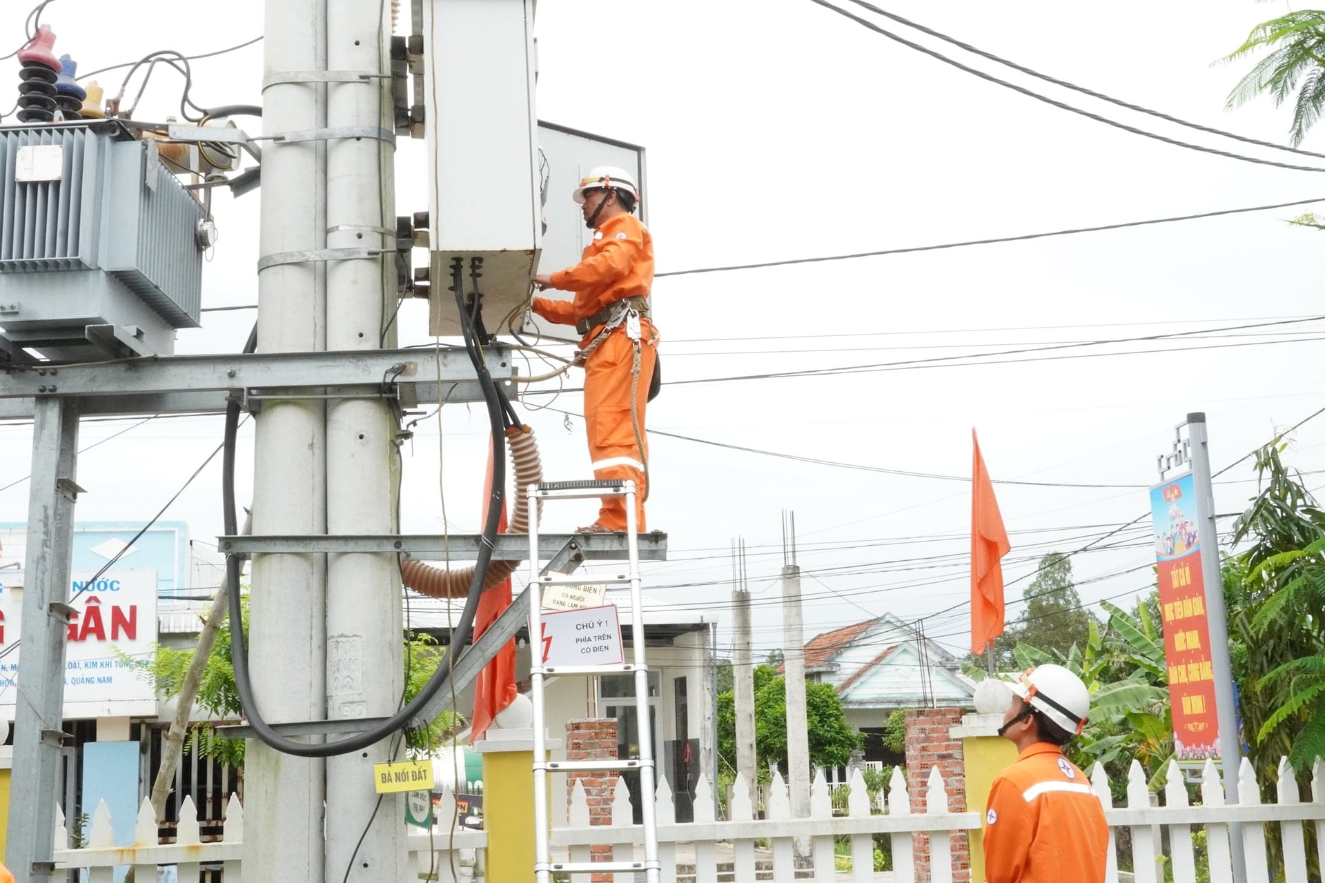 Die Mitarbeiter der Quang Nam Power Company müssen während ihrer Arbeit strenge Arbeitsschutzbestimmungen strikt einhalten. Foto: DIEM LE