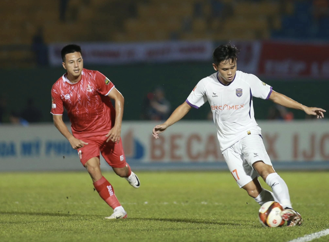 Oare Ho Chi Minh City Police FC irosește potențialul unui extrem superb? - Foto 2. CLB Công an TP.HCM có đang lãng phí chân tạt cánh siêu hạng? - Ảnh 2.