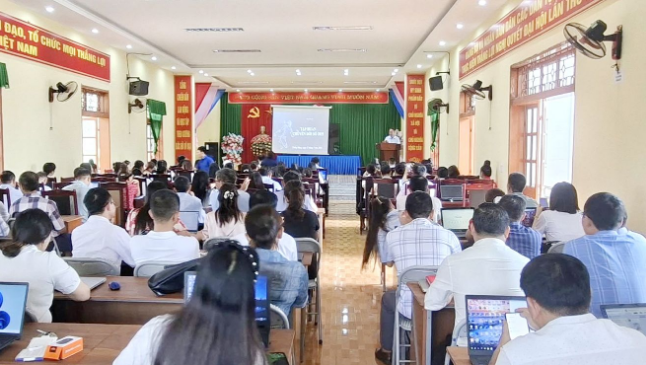 Sơn La đẩy mạnh phổ cập kỹ năng số, đưa “Bình dân học vụ số” vào chiều sâu - Ảnh 1.