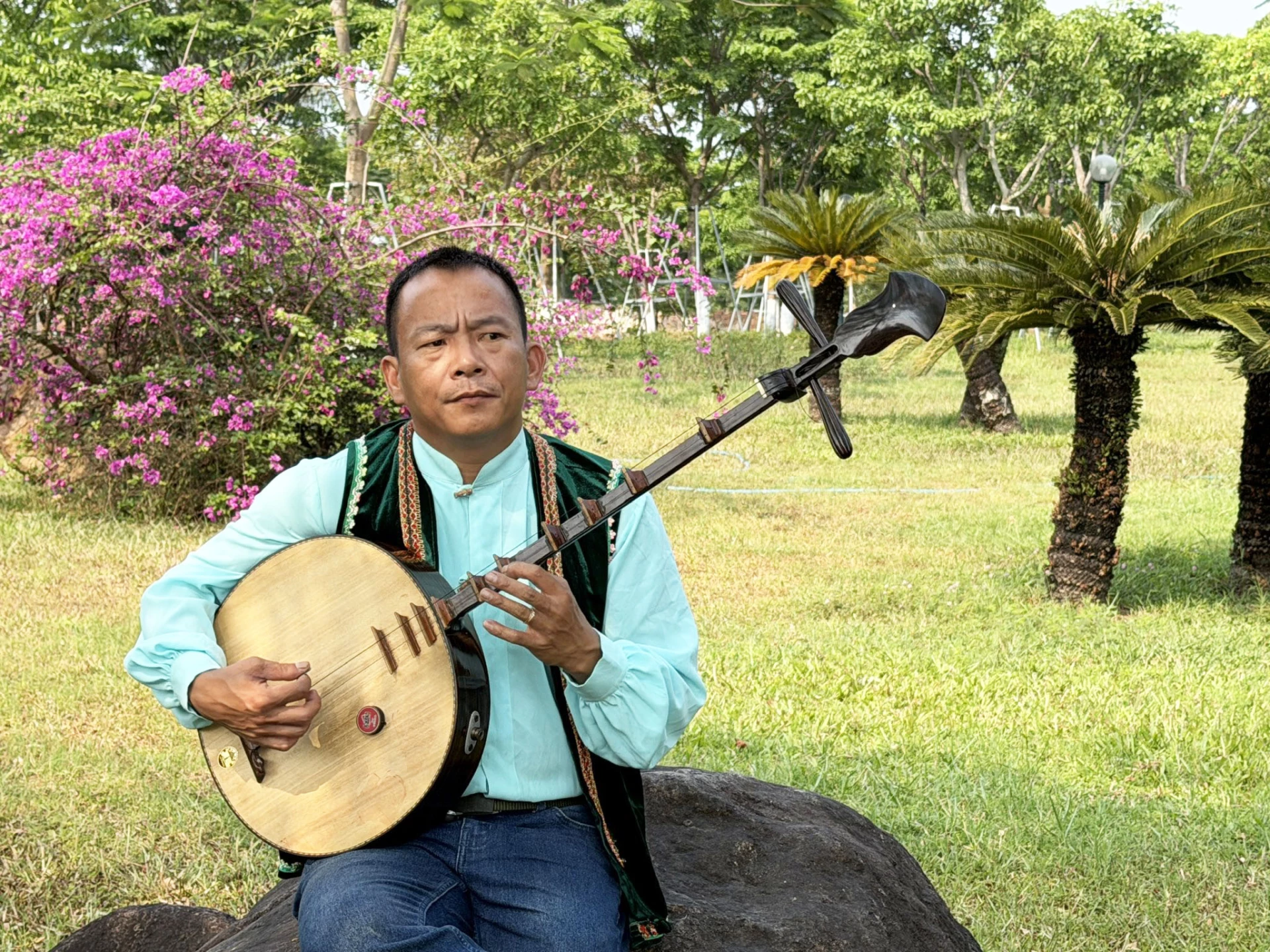ត្រឹនក្វឹកតួន និងពេលវេលាដ៏បំផុសគំនិតរបស់គាត់ជាមួយនឹងភ្លេងពិណព្រះច័ន្ទ - រូបថត៖ Nh.V