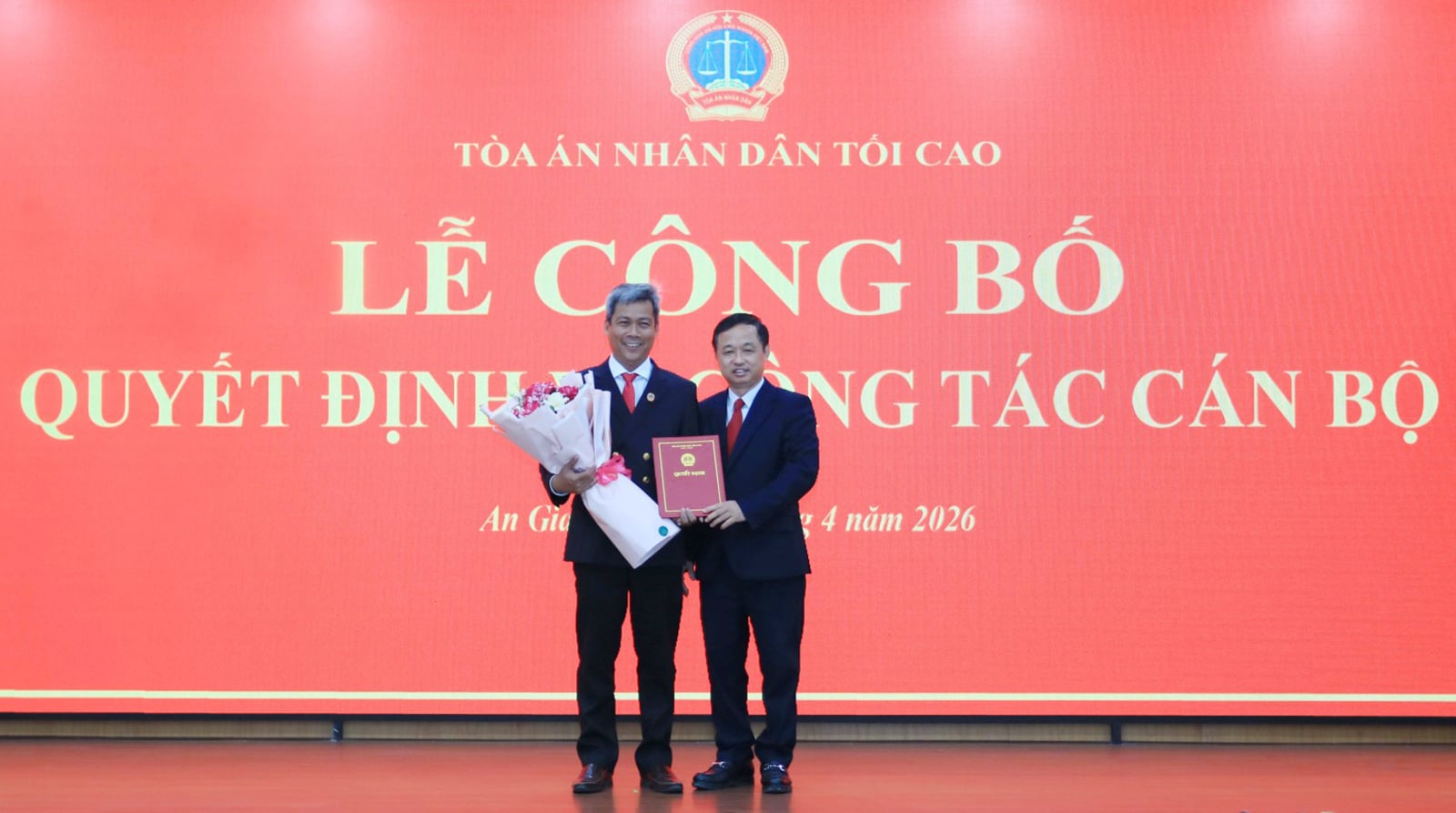 Ông Thái Rết giữ chức Chánh án Tòa án nhân dân tỉnh An Giang Ủy viên Ban thường vụ Đảng uỷ, Phó Chánh án Toà án nhân dân tối cao Nguyễn Biên Thuỳ trao Quyết định và tặng hoa Chánh án Toà án nhân dân tỉnh An Giang Thái Rết