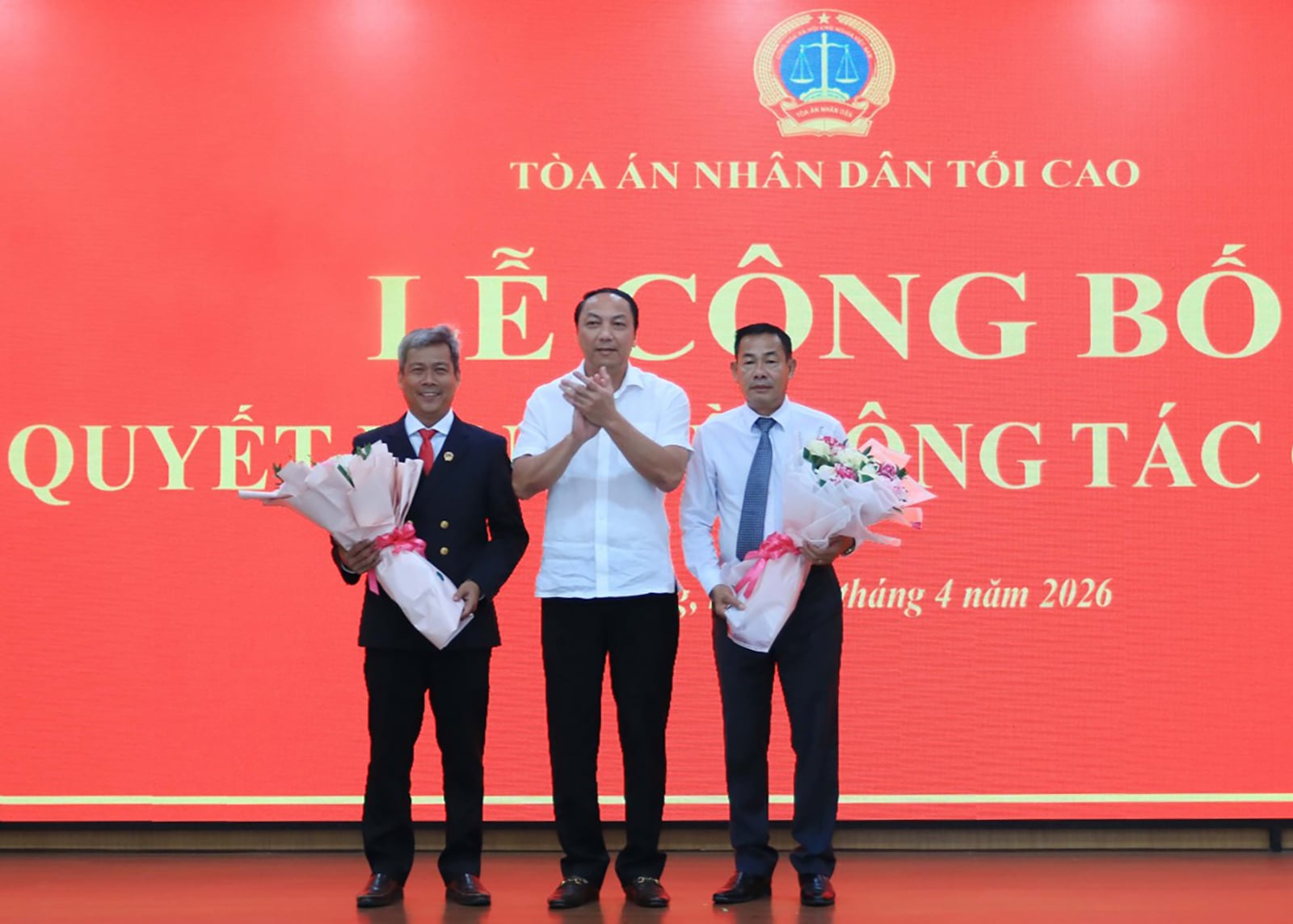 Ông Thái Rết giữ chức Chánh án Tòa án nhân dân tỉnh An Giang Phó Bí thư Tỉnh ủy An Giang Lâm Minh Thành tặng hoa chúc mừng hai Chánh án