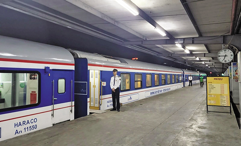 หน้า 5 - ภาพรถไฟสายเหนือ-ใต้รับผู้โดยสารที่สถานีฮานอย.jpg Trang5-tàu đường sắt Bắc - Nam đón khách tại ga Hà Nội.jpg
