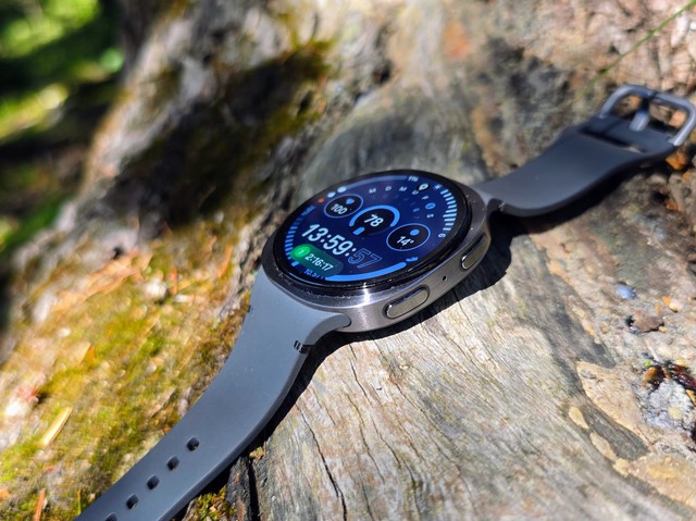 5 mẫu smartwatch Android giá 'mềm' có thể thay thế Apple Watch - Ảnh 1.
