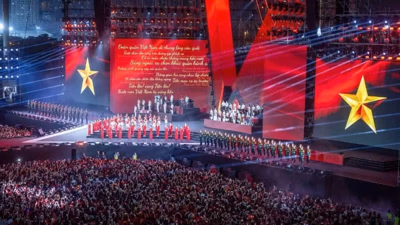 Zlepšování institucí vytváří hybnou sílu pro kulturní průlomy. Hơn 50.000 khán giả có mặt tại Sân vận động quốc gia Mỹ Đình thưởng thức chương trình “Tổ quốc trong tim”. (Ảnh THÀNH ĐẠT)