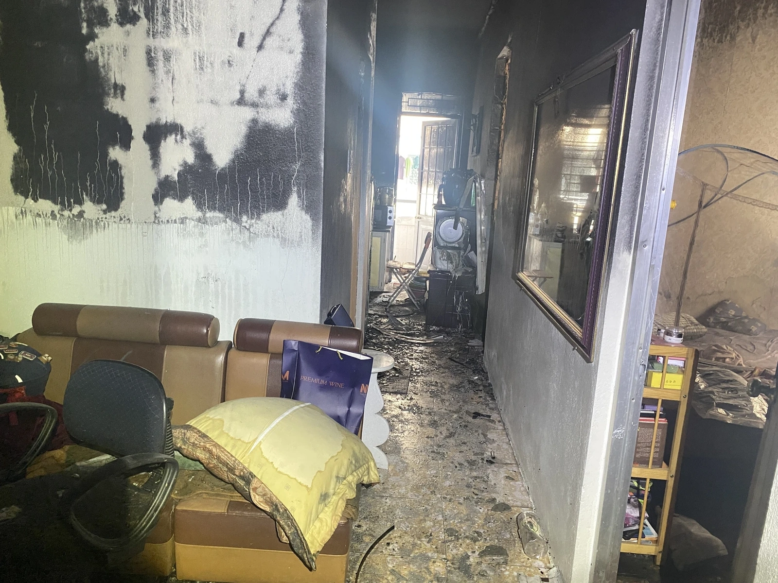 Besuch bei der Familie, deren Wohnung letzte Nacht in Brand geraten ist.