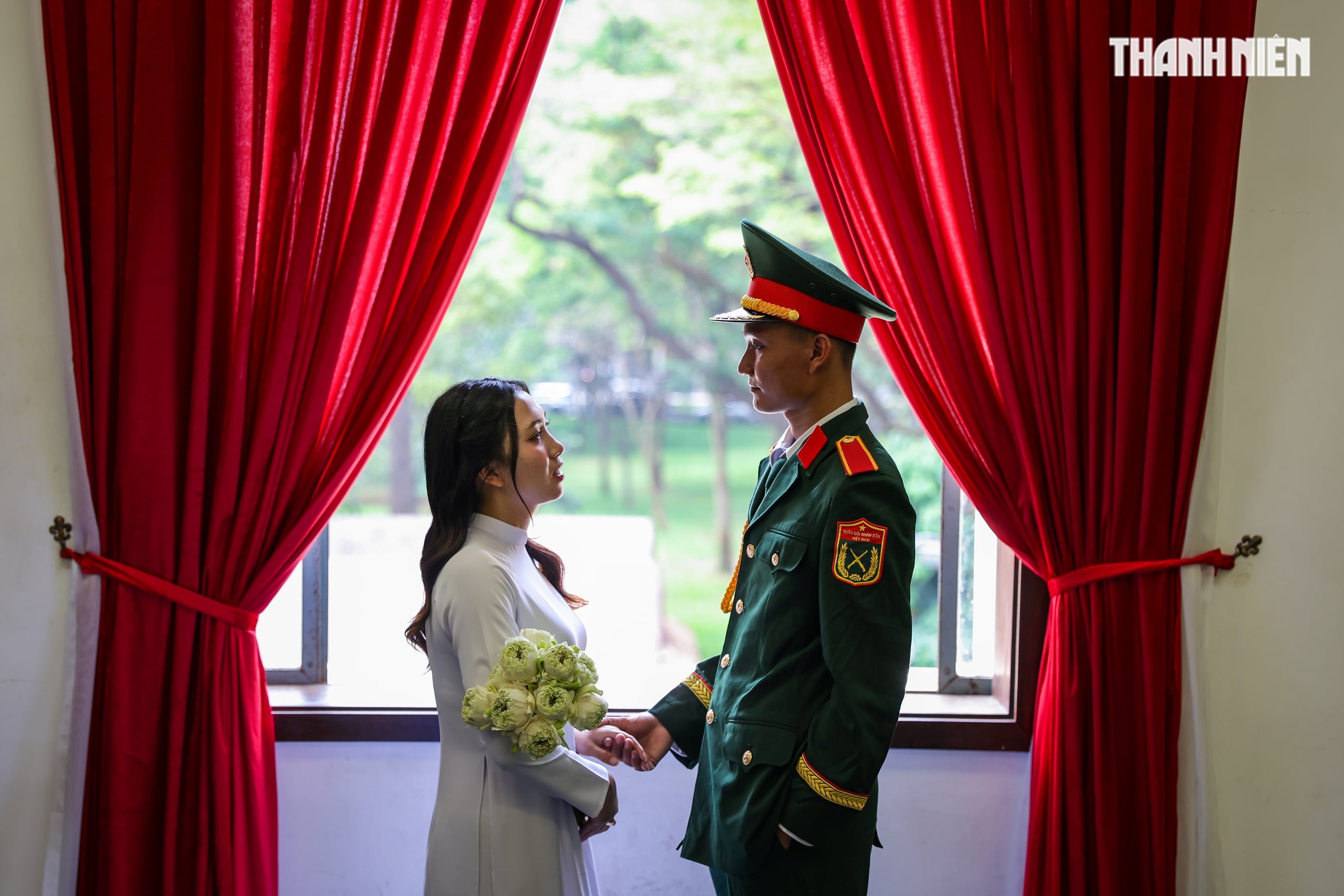 انبوهی از مردم در شهر هوشی مین صبح روز 30 آوریل برای بازدید از کاخ استقلال صف کشیده بودند - عکس 14.