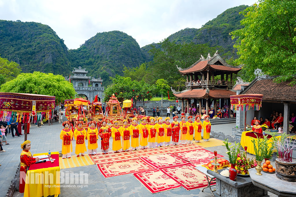 Traditionelle Rituale beim Thai Vi Tempel-Festival.