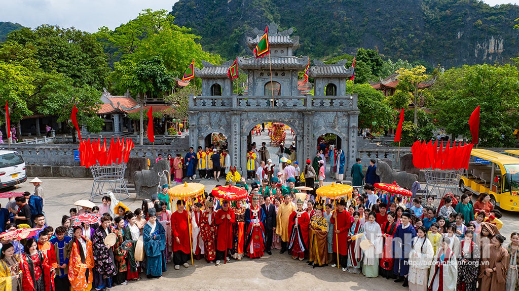 Die traditionelle Kostümschau umfasste 500 Darsteller, die Kostüme aus der Tran-Dynastie präsentierten und vom Bootsanleger Tam Coc zum Tempel Thai Vi zogen.