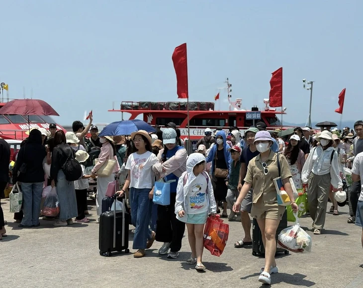 Cô Tô ‘hot’ dịp lễ 30-4, du khách ùn ùn lên tàu ra đảo - Ảnh 1.