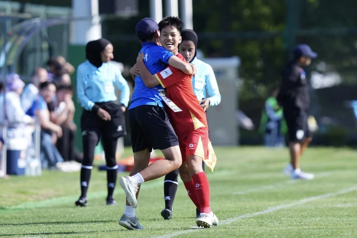 HLV Nhật Bản: 'U17 nữ Việt Nam chạy nhiều hơn Thái Lan' - Ảnh 1.