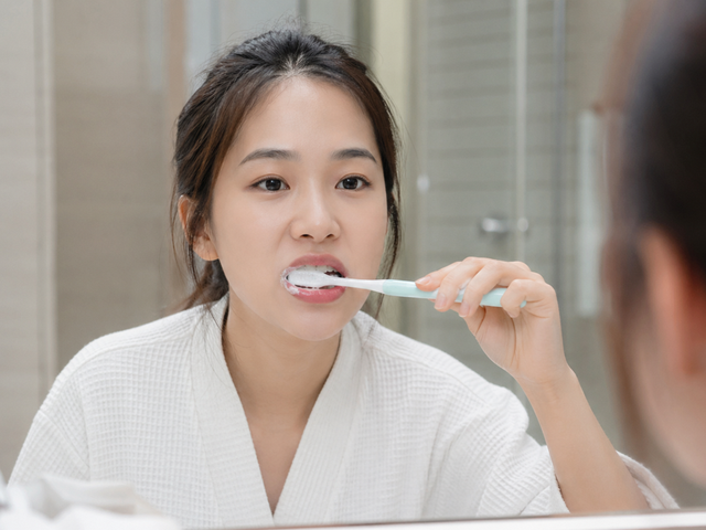 Đánh răng trước hay sau ăn sáng: thời điểm nào tốt hơn? - Ảnh 1.