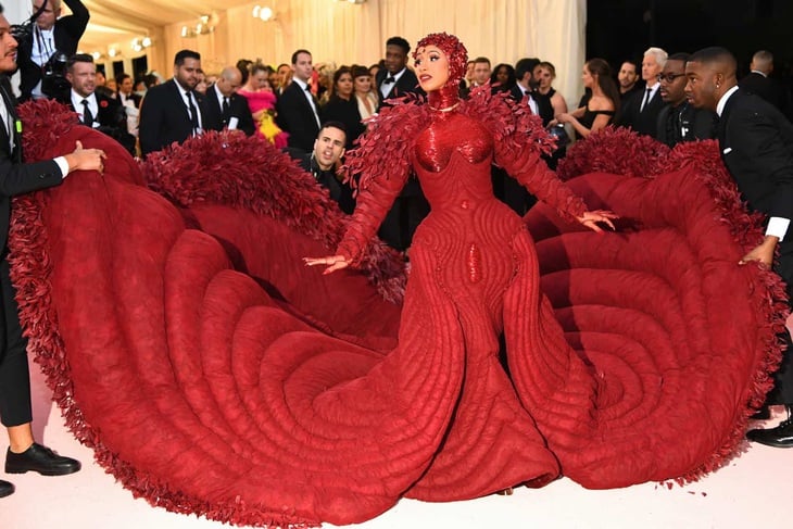 9 bộ cánh gây tranh cãi nhất lịch sử Met Gala - Ảnh 7.