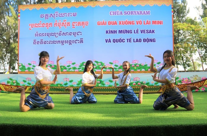 VIDEO: Hấp dấp “vòng quay bánh xèo” không dùng dầu mỡ ở Cà Mau - Ảnh 1.