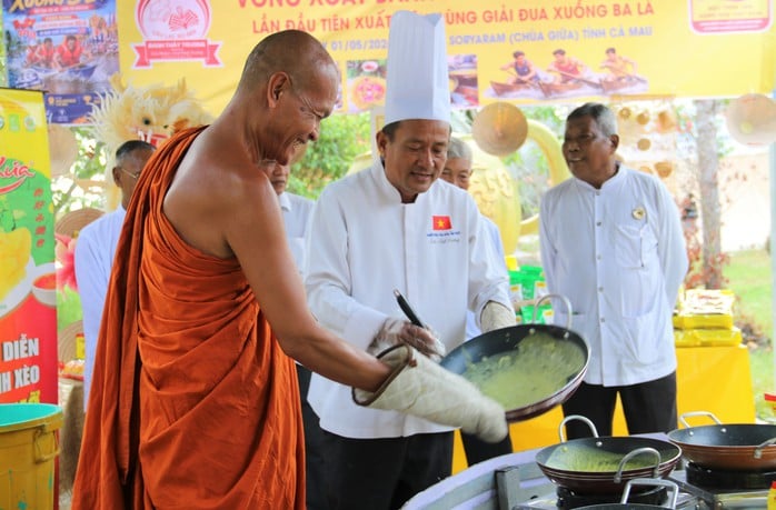 VIDEO: Hấp dấp “vòng quay bánh xèo” không dùng dầu mỡ ở Cà Mau - Ảnh 8.