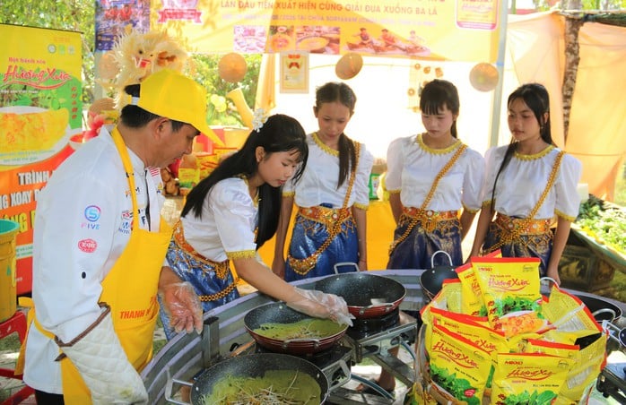 VIDEO: Hấp dấp “vòng quay bánh xèo” không dùng dầu mỡ ở Cà Mau - Ảnh 9.