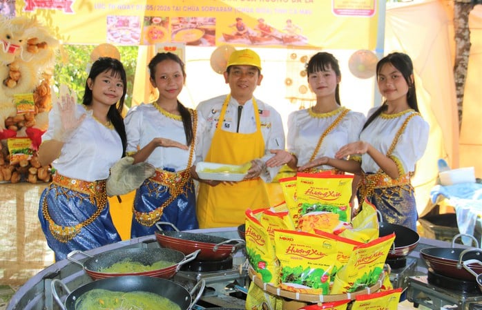VIDEO: Hấp dấp “vòng quay bánh xèo” không dùng dầu mỡ ở Cà Mau - Ảnh 14.