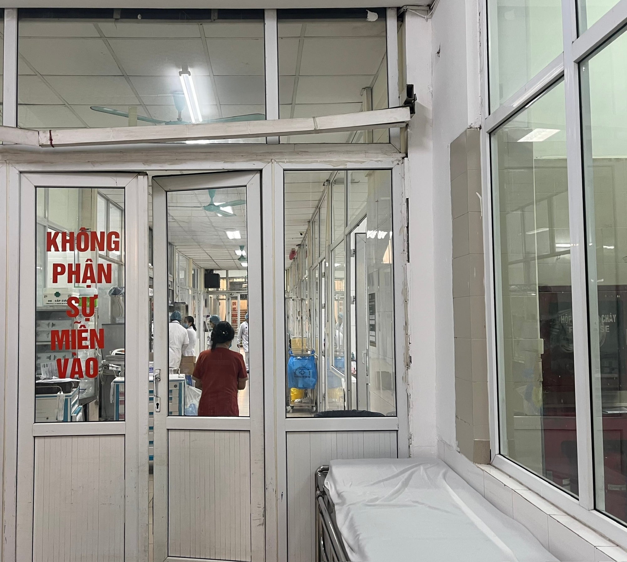 Ministerstvo zdravotnictví poskytuje informace o vývoji epidemie v zemi - Foto 1. Bộ Y tế thông tin về diễn biến dịch bệnh trong nước - Ảnh 1.