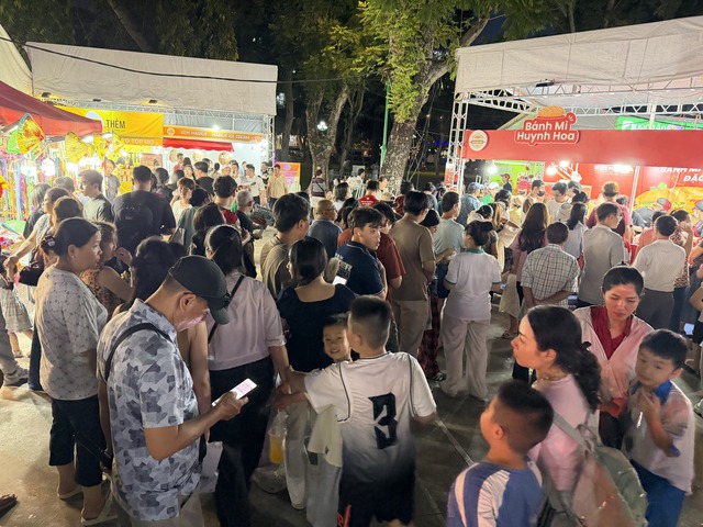 ภาคการท่องเที่ยวของนครโฮจิมินห์สร้างรายได้ 8,700 พันล้านดองในช่วงวันหยุดยาววันที่ 30 เมษายน - 1 พฤษภาคม - ภาพที่ 2 Du lịch TP.HCM thu 8.700 tỉ đồng dịp nghỉ lễ 30.4-1.5- Ảnh 2.