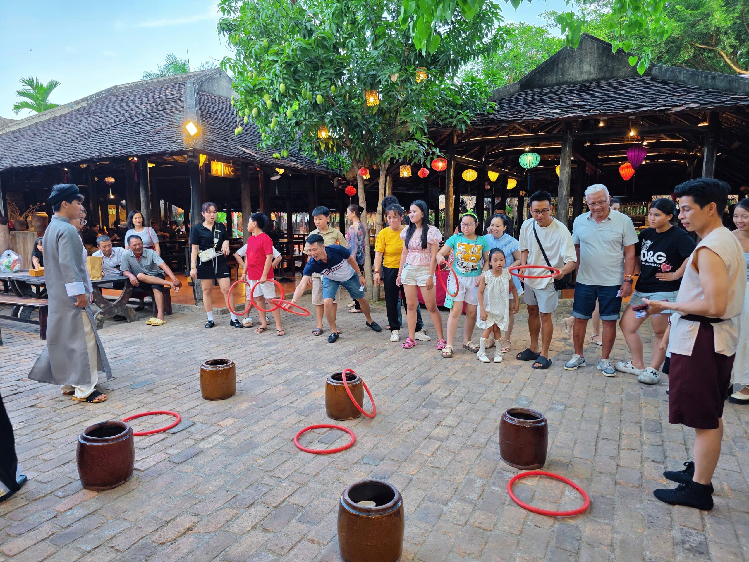 Đón hơn 1,5 triệu lượt khách, Khánh Hoà thắng lớn kỳ nghỉ lễ- Ảnh 2.