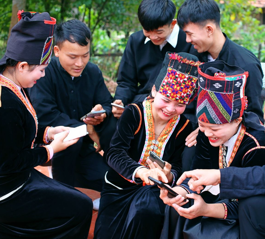 ការនាំយកចំណេះដឹងឌីជីថលទៅកាន់ភូមិនានា ដោយបង្រួមគម្លាតអភិវឌ្ឍន៍ - រូបថតទី 1។ Đưa tri thức số về bản làng, thu hẹp khoảng cách phát triển- Ảnh 1.