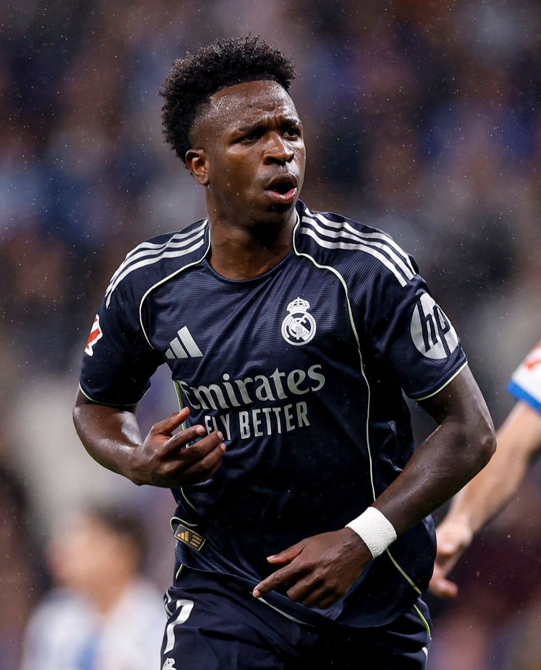 https://static-images.vnncdn.net/vps_images_publish/000001/000003/2026/5/4/vinicius-nhay-samba-real-madrid-ngan-barca-vo-dich-som-53.jpg
