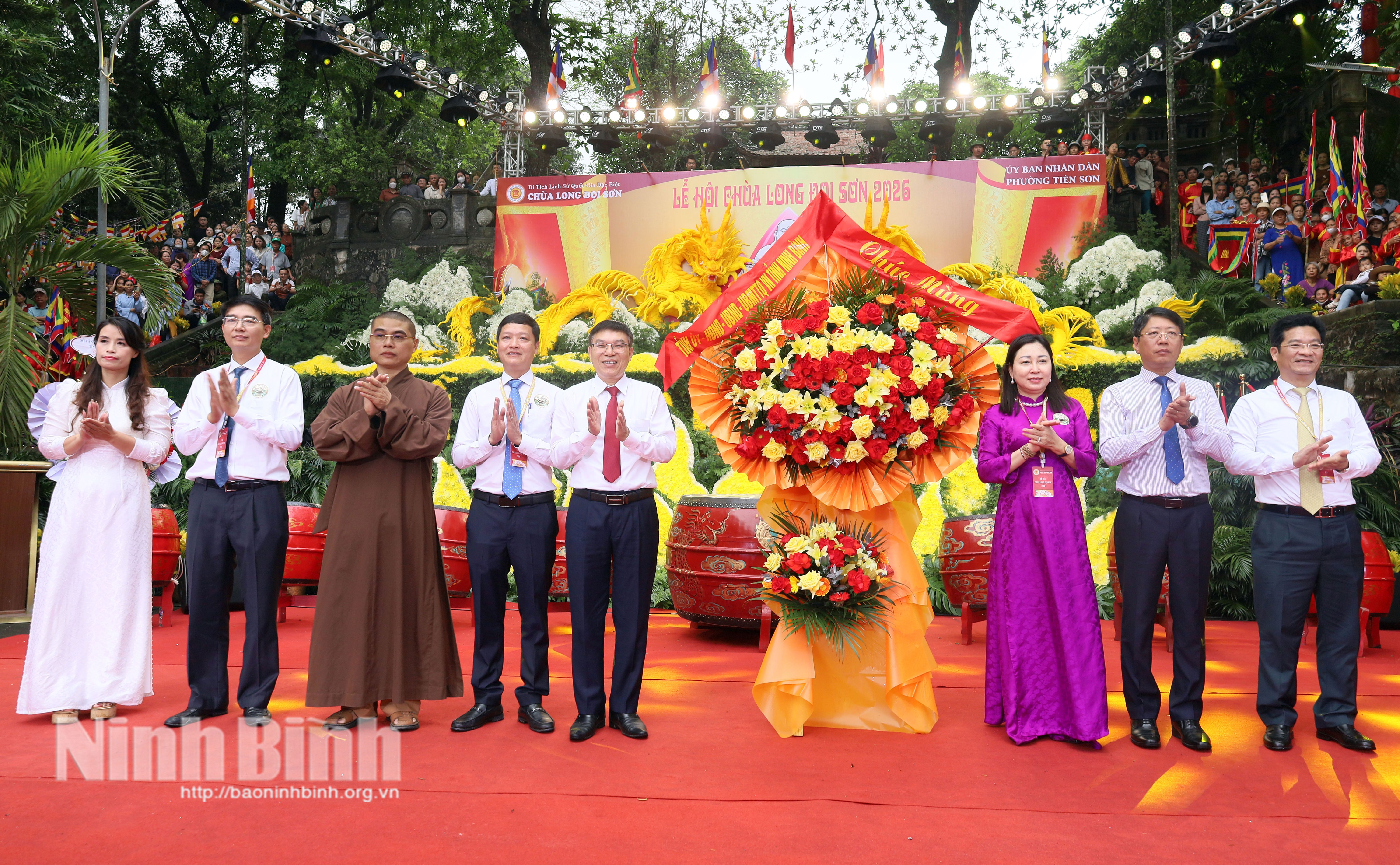 Genossin Dinh Thi Lua, stellvertretende Sekretärin des Provinzparteikomitees und Vorsitzende des Komitees der Vaterländischen Front Vietnams in der Provinz, überreichte Blumen, um zur Eröffnungszeremonie des Festivals zu gratulieren.