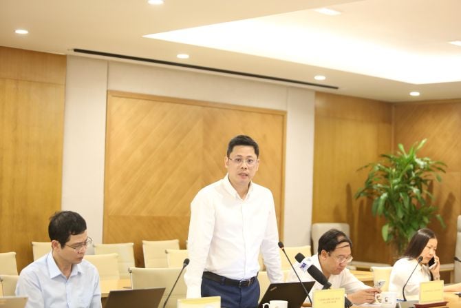 Herr Hoang Anh Tu – stellvertretender Direktor der Abteilung für Wissenschaft, Technologie und Ingenieurwesen, auf der Pressekonferenz. Ông Hoàng Anh Tú - Phó Vụ trưởng Vụ Khoa học, Kỹ thuật và Công nghệ tại buổi họp báo.