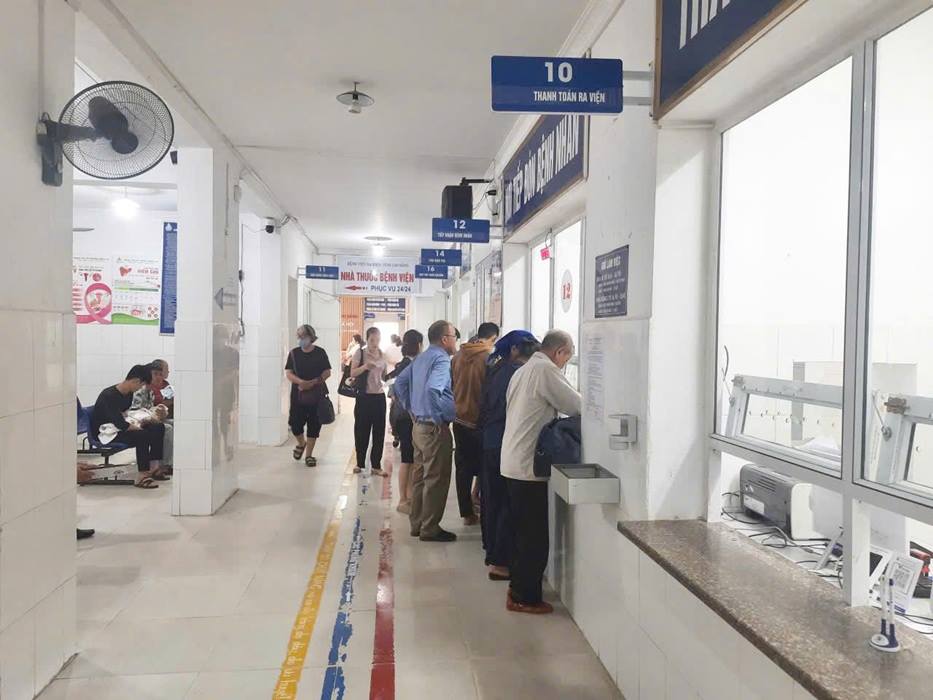 그는 그 기사를 믿는다