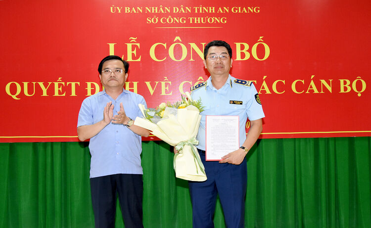 De heer Nguyen Trung Tien bekleedt de functie van hoofd van de afdeling Marktbeheer van de provincie