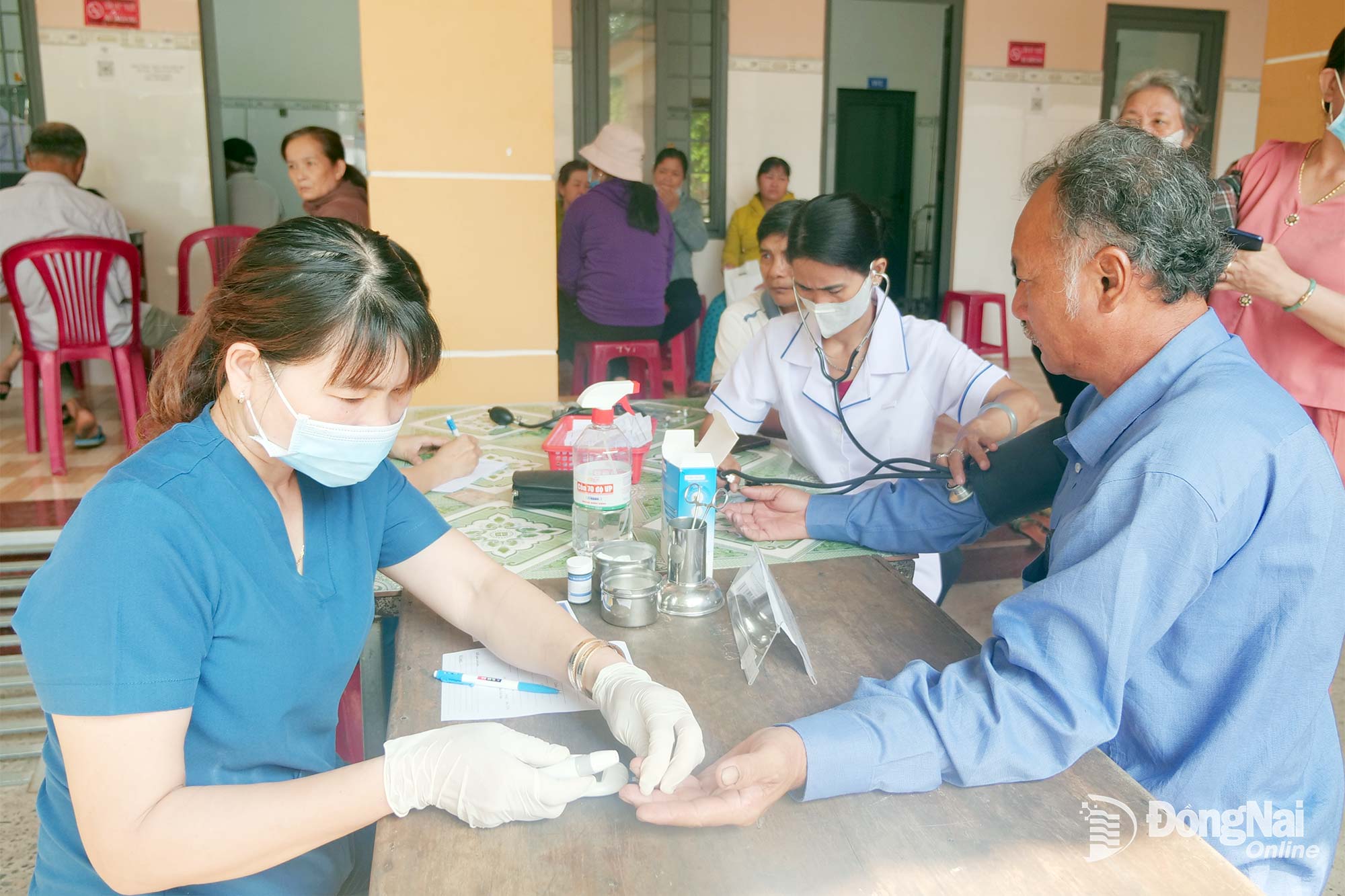 Bewohner der Gemeinde Loc Quang erhalten kostenlose Gesundheitschecks. Foto: Hanh Dung
