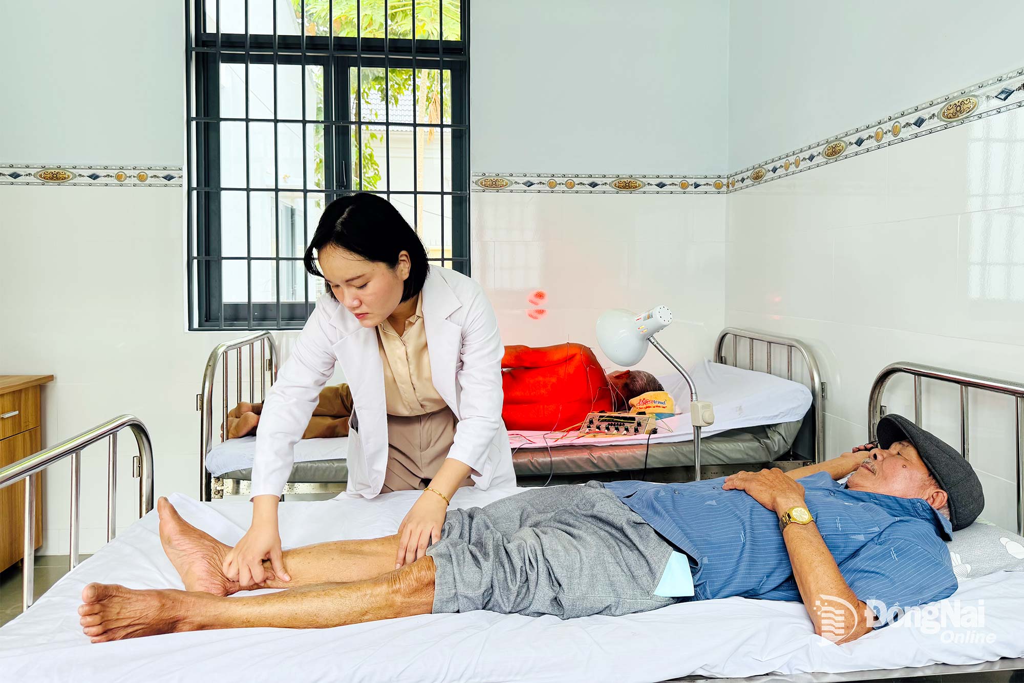 Ärzte der Gesundheitsstation der Gemeinde Phuoc Thai bieten Patienten Behandlungen und Rehabilitation nach traditionellen Heilmethoden an. Foto: Hanh Dung