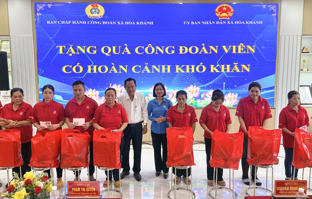 Odborový svaz obce Hoa Khanh v provincii Tay Ninh předává dary členům odborů v obtížných situacích.