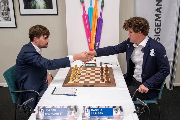 Xuất hiện kỳ thủ đánh thắng Carlsen sau gần 1 năm - Ảnh 1.
