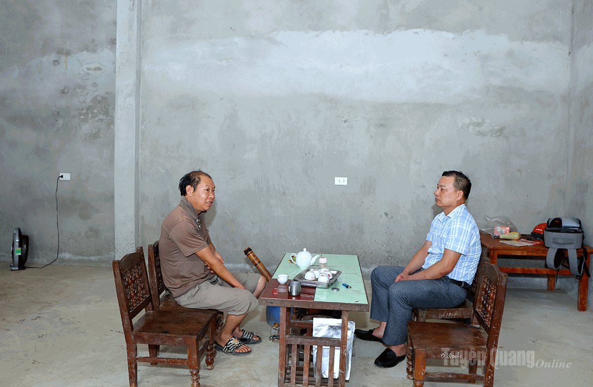 A família do Sr. Trieu San So, da aldeia de Lung Vai 1, recebeu 40 milhões de VND em apoio para a construção de uma casa, ajudando-os a estabilizar suas vidas.