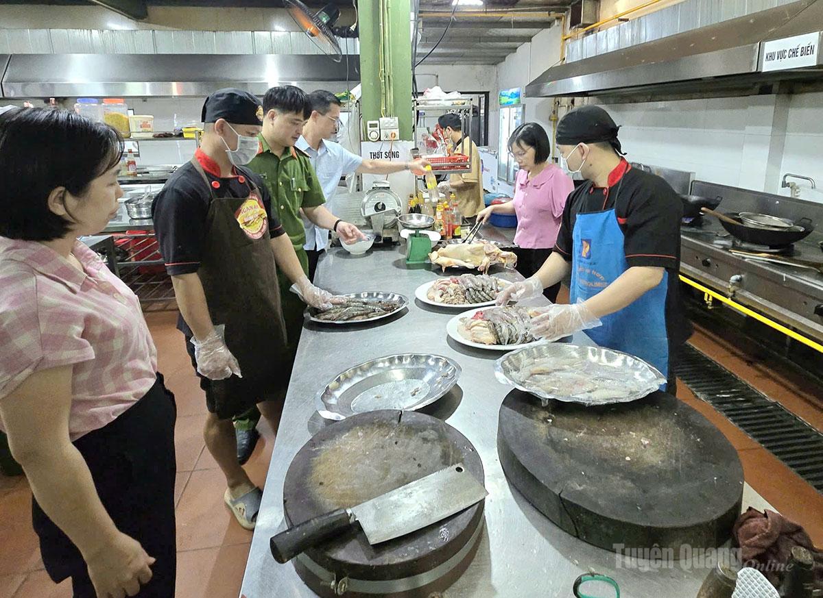 ທີມງານກວດກາຄວາມປອດໄພຂອງອາຫານລະຫວ່າງອົງການໄດ້ກວດກາເຮືອນຄົວປຸງແຕ່ງອາຫານຢູ່ຮ້ານອາຫານແທ່ງຕິນໃນຫວອດມິງຊວນ.