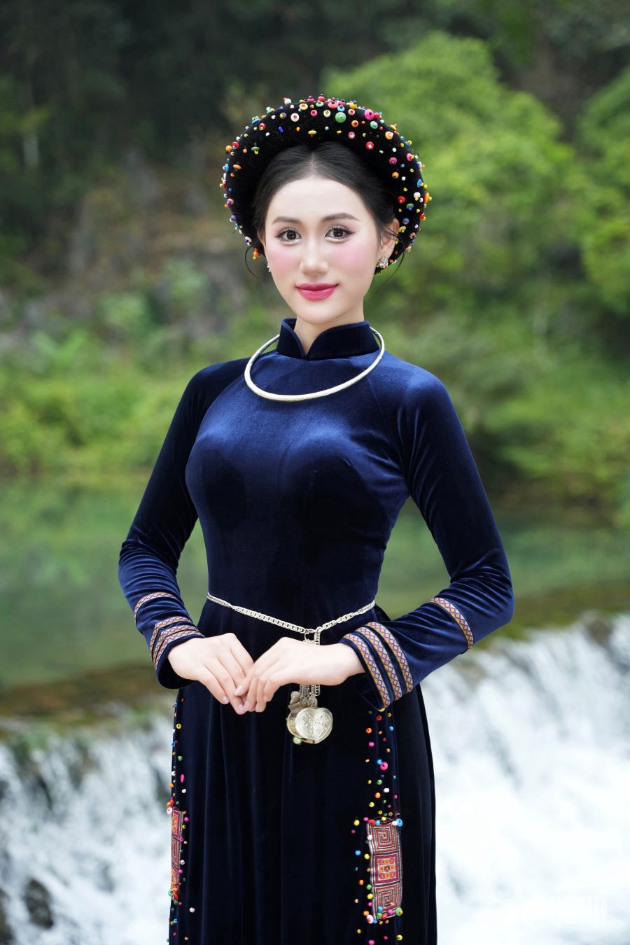 가수 응우옌 탄 쭝이 호찌민 주석의 베트남 귀국 85주년을 기념하는 뮤직비디오를 공개했다.