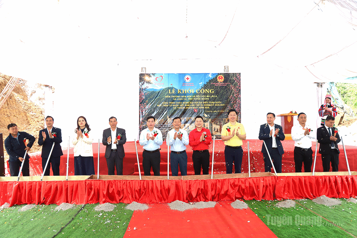 Các đại biểu thực hiện nghi lễ khởi công xây dựng điểm trường.