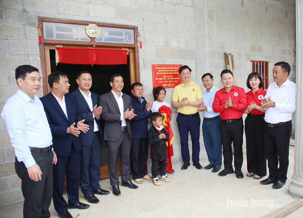 Các đại biểu tiến hành lễ khánh thành, bàn giao nhà cho hộ Và Mí Pó, thôn Mã Lầu A.