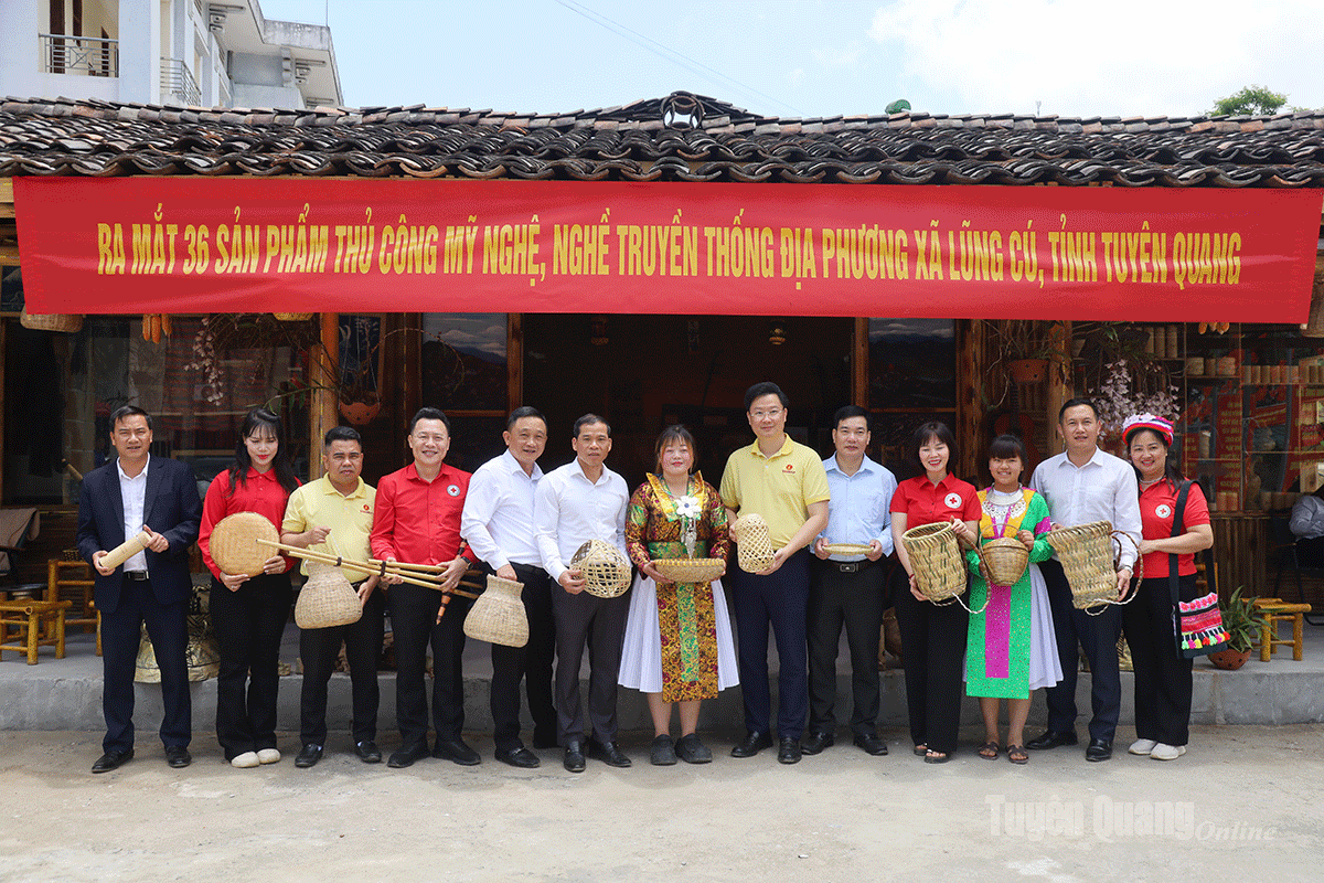 Các đại biểu dự Lễ ra mắt gian hàng trưng bày sản phẩm truyền thống xã Lũng Cú.