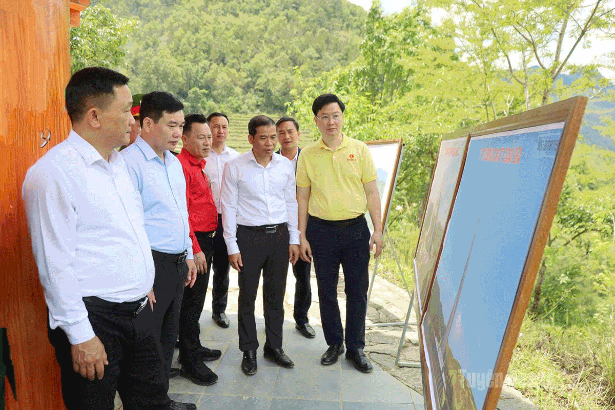 Các đại biểu khảo sát du lịch tại Điểm đầu cực Bắc, thôn Séo Lủng, xã Lũng Cú.
