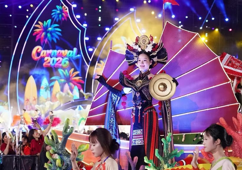 Màn quảng bá trang phục văn hóa dân tộc tại Carnaval Hạ Long. (Ảnh: CTV/Vietnam+)