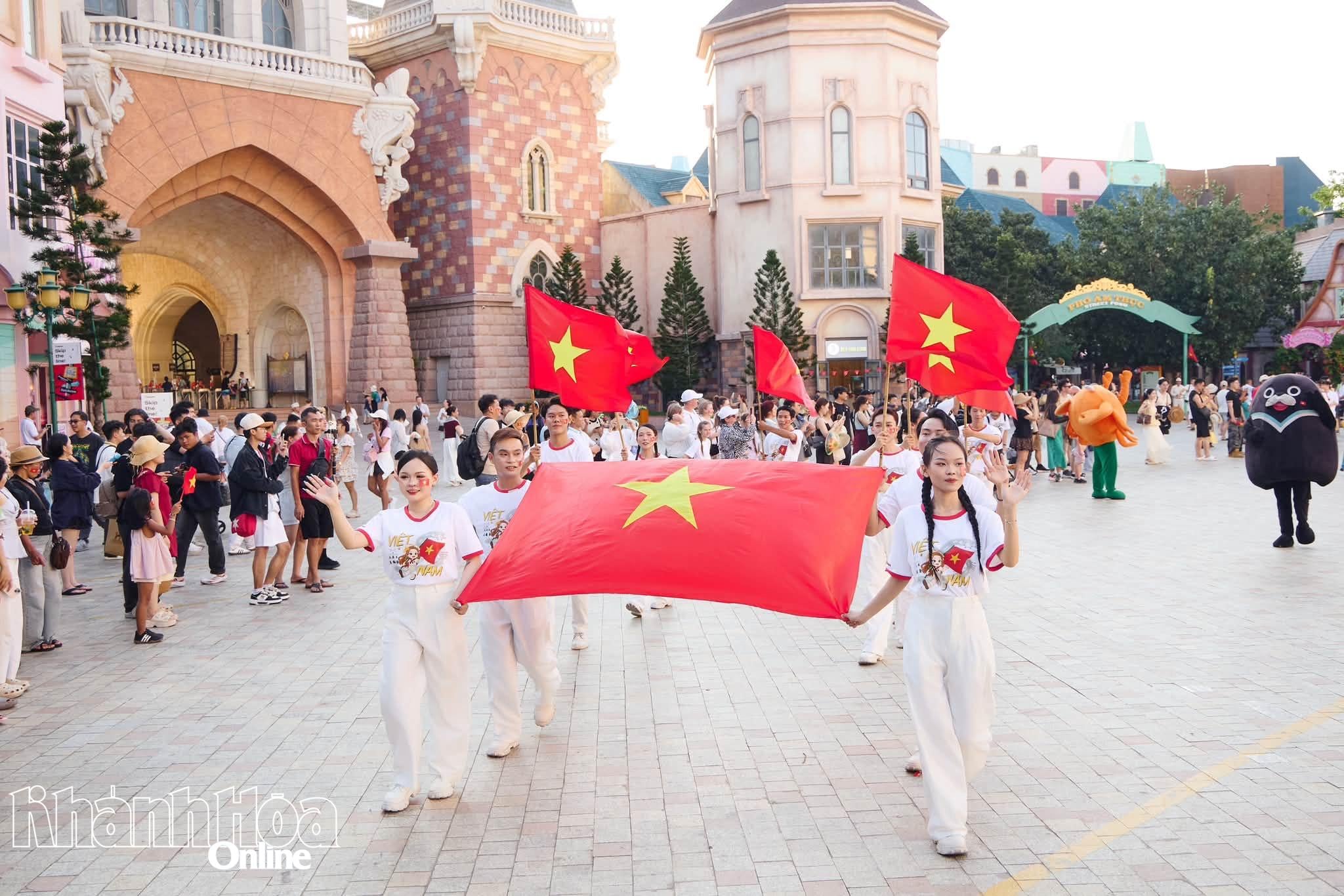 Màn rước cờ tổ quốc tại VinWonders Nha Trang đã thiu hút du khách