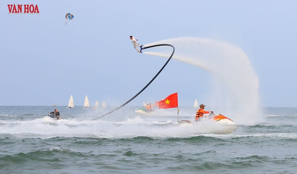 Dechberoucí vystoupení na flyboardu nad pláží Da Nang - foto 3