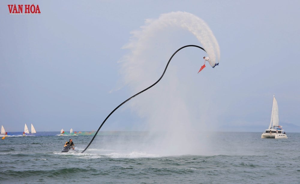 Dechberoucí vystoupení na flyboardu nad pláží Da Nang - foto 1