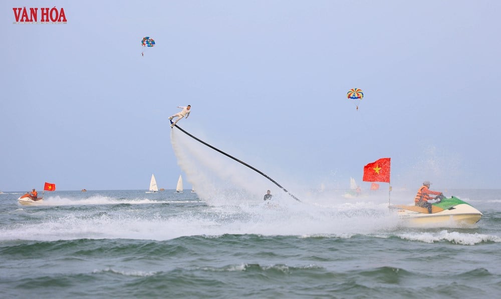 Dechberoucí vystoupení na flyboardu nad pláží Da Nang - foto 2