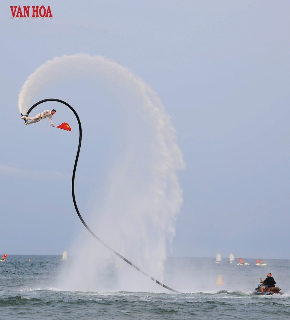 Dechberoucí vystoupení na flyboardu nad pláží Da Nang - foto 8