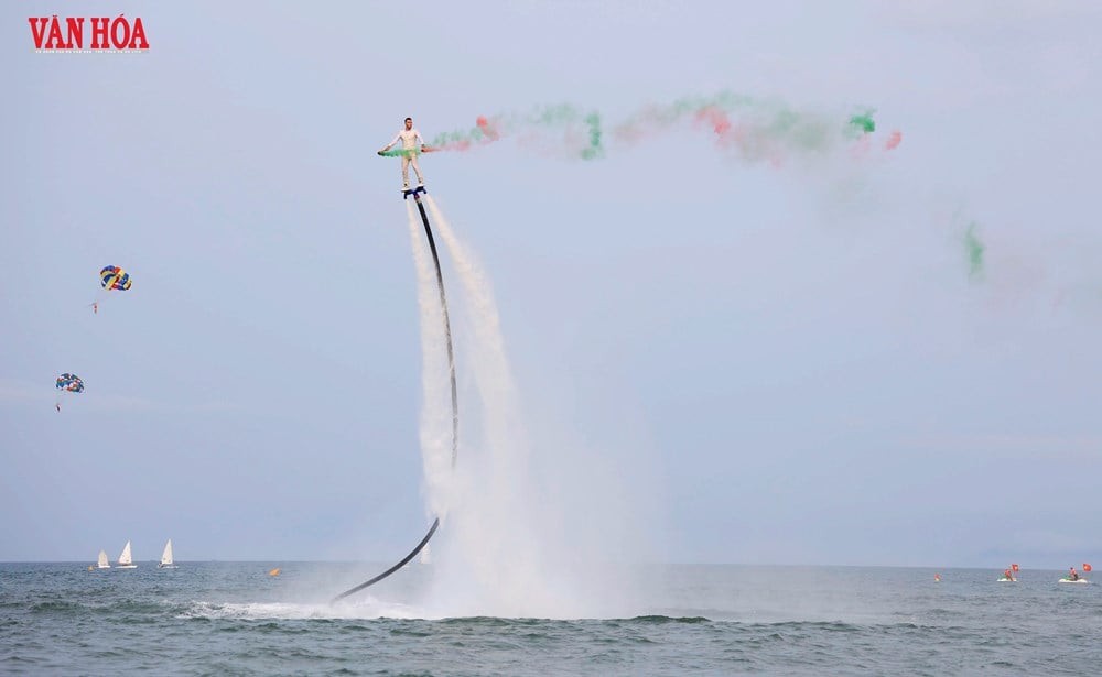 Dechberoucí vystoupení na flyboardu nad pláží Da Nang - foto 9