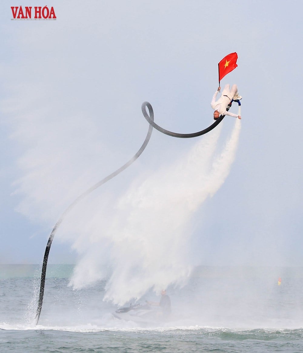 Dechberoucí vystoupení na flyboardu nad pláží Da Nang - foto 10
